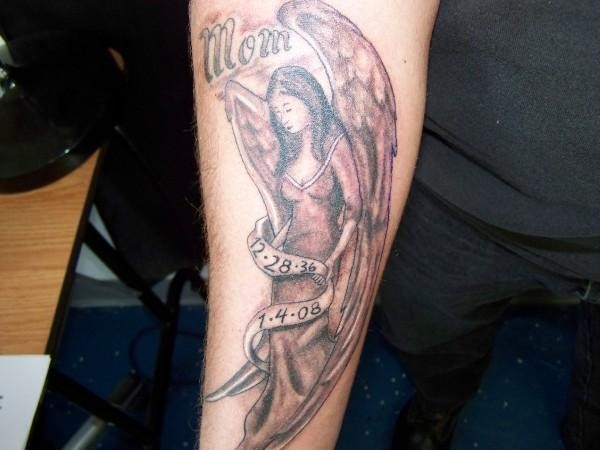 Tatuaggio grande sul braccio l&quotangelo femminile