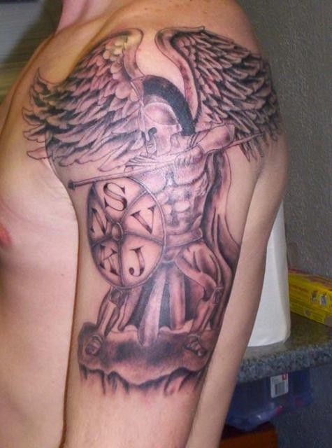 Tatuaje de guerrero intrépido con alas en el brazo