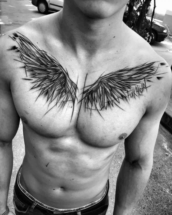 Esboço de tatuagem de asas de anjo pintado por Inez Janiak no peito com letras