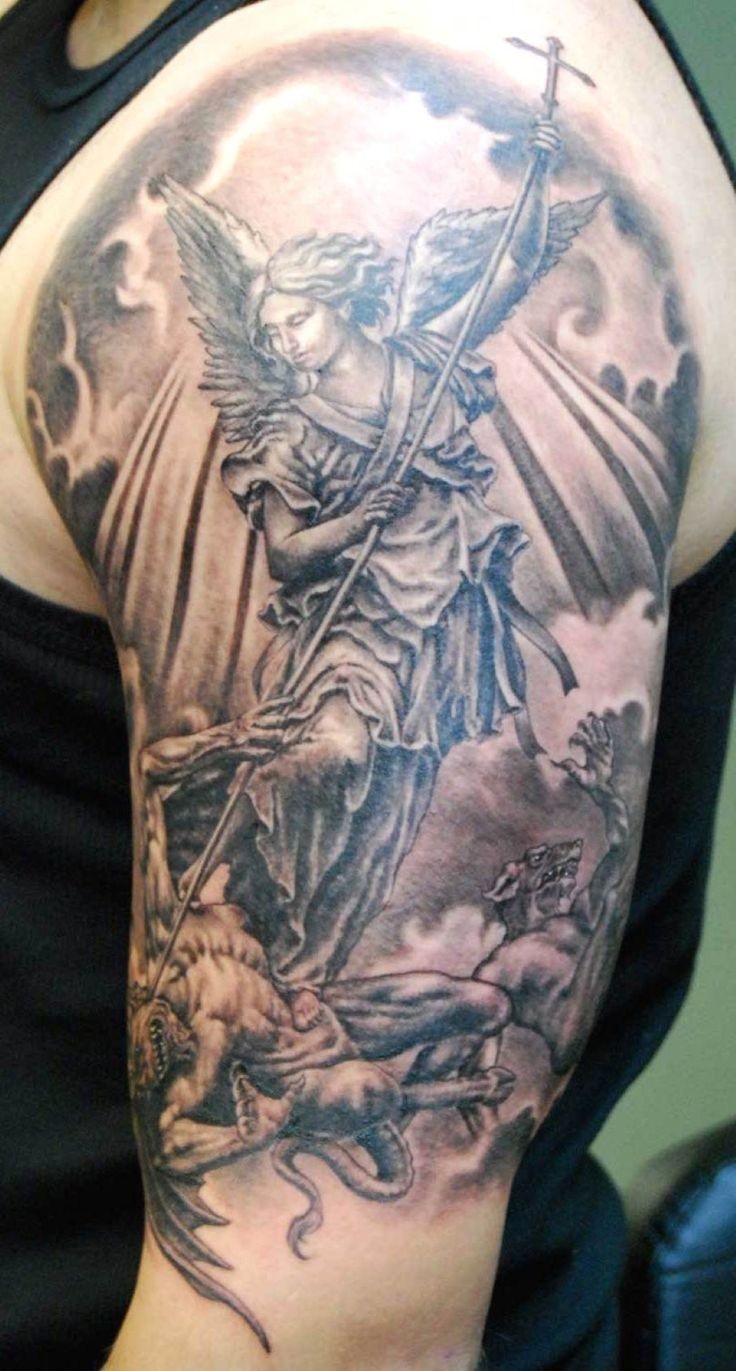 Tatuaggio grande sul braccio il combattimento dell&quotarcangelo Michele