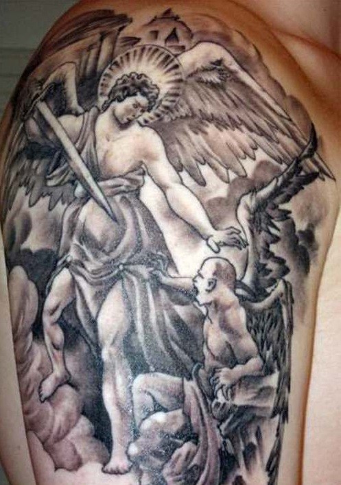 Tatuaje en el brazo,
ángel con espada y demonio