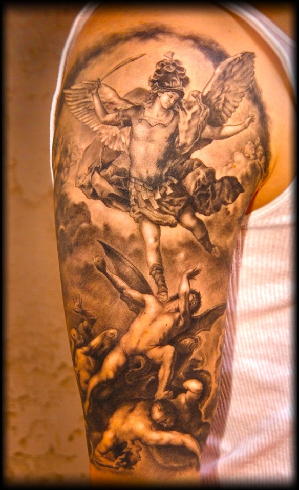 Tatuaggio bellissimo sul braccio il combattimento dell&quotarcangelo Michele