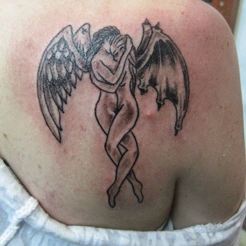 engelo e demone bacciando  tatuaggio su spalla