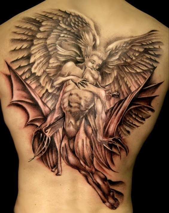 Tatuaje en la espalda,
ángel y demonio que besan