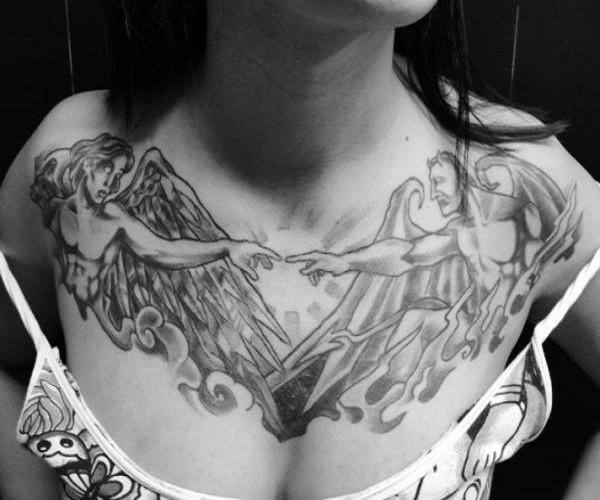 angelo e demone tatuaggio su petto di ragazza