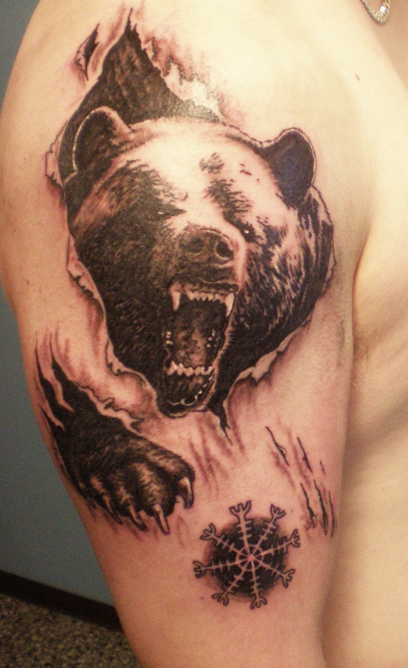orso aggressivo da sotto di pelle tatuaggio sulla spalla