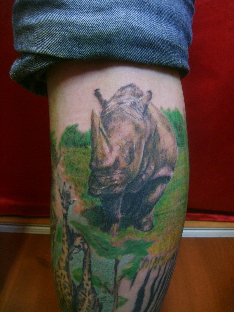 Tatuaje  de rinoceronte en el prado