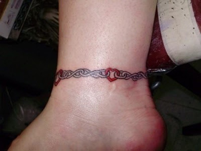 Tatuaje en el tobillo, cadena con corazones pequeños