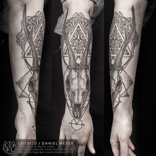 cranio di antilope e simbolo sacro dotwork avambraccio tatuaggio da Daniel Meyer