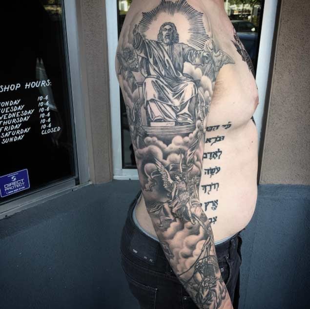 Tatuaje en el brazo,
tema religioso de dioses y ángeles, colores negro blanco