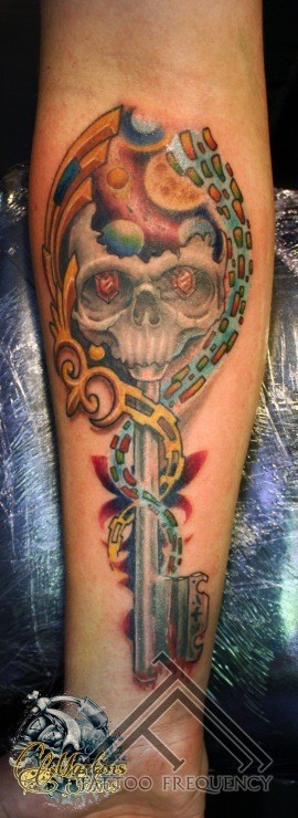 antico mistico colorato chiavi con cranio e diamante tatuaggio su braccio