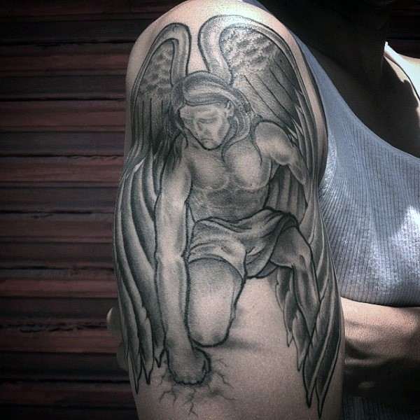 Tatuaje de ángel majestuoso  en el brazo, colores negro blanco