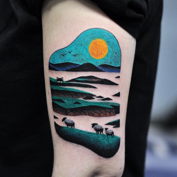 Tatuaje  de paisaje con ovejas en el brazo, estilo viejo