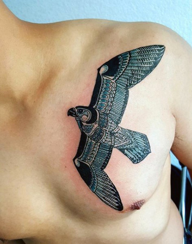 Antikes Gemälde Stil gefärbtes sehr detailliertes Brust Tattoo mit fliegendem Adler