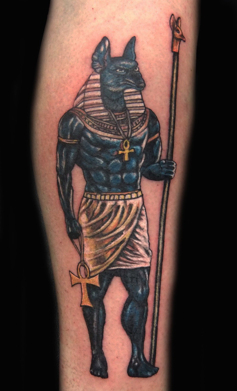 Anubis farbige Tinte Tattoo am Arm