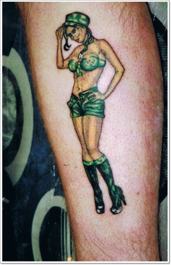 Tatuaje en la pierna, chica vestida de militar