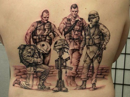Armee Gedenk trauernde Soldaten Tattoo am Rücken