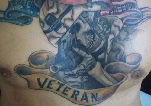 Tatuaje en el pecho conmemorativo de un veterano del ejercito.