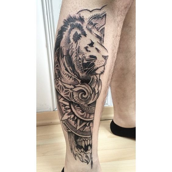 Tatuaje de pierna de tinta negra estilo art de cabeza de león con varios adornos