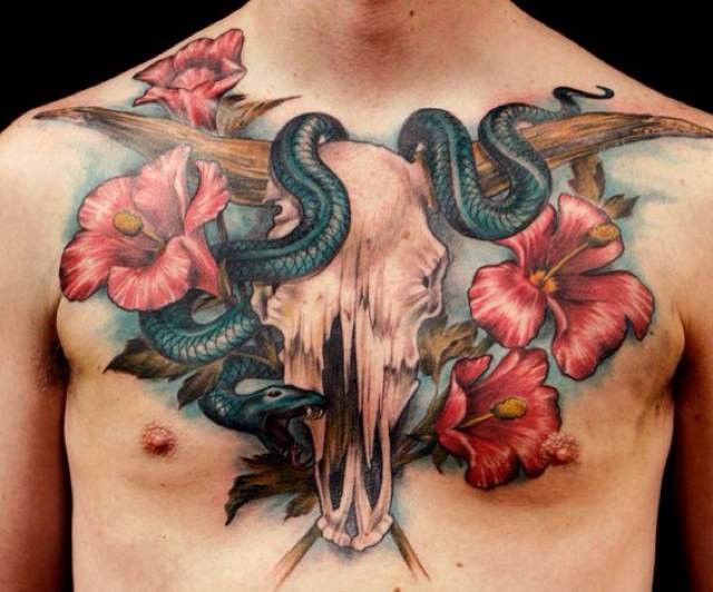 Estilo de arte colorida linda tatuagem no peito pintado de crânio animal com flores e cobra