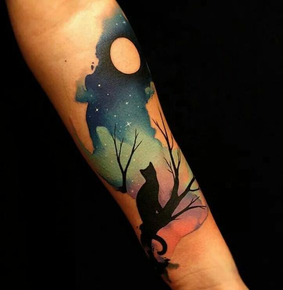 Tatuagem de antebraço colorido estilo Art de gato na árvore com a lua