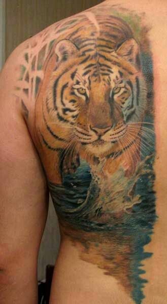 Estilo de arte color de media espalda tatuaje de tigre caminando sobre el agua