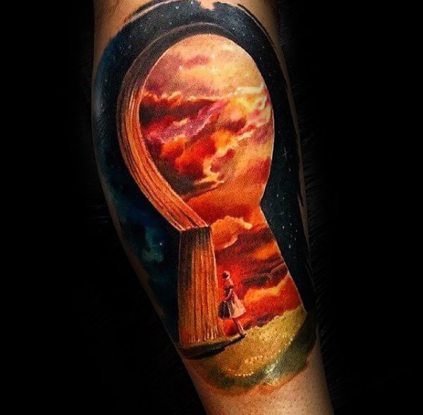 Tatuagem de perna estilo de arte colorida de grande buraco de fechadura com mulher e céu vermelho