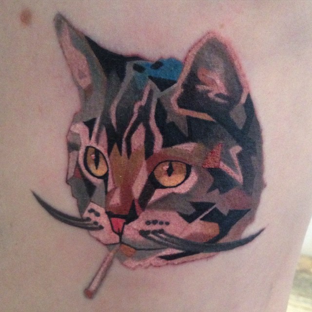Tatuagem lateral colorida de estilo artístico de gato fumegante com bigode