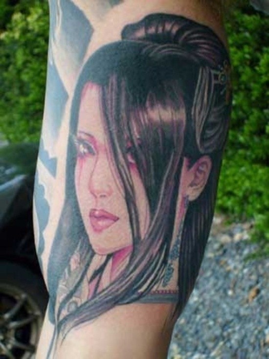 Tatuaje en el brazo,
geisha divina interesante