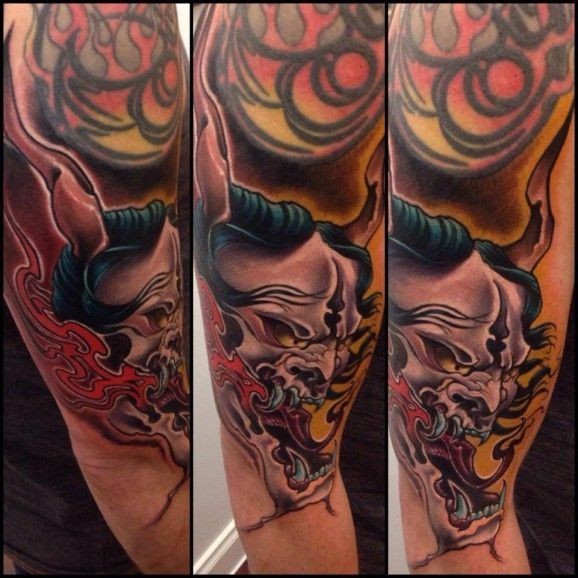 Tatuaggio colorato sulla gamba il demone