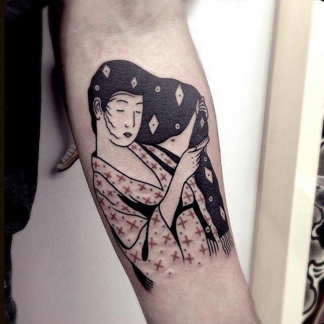 Tatuaje en el antebrazo,
geisha simple con melena