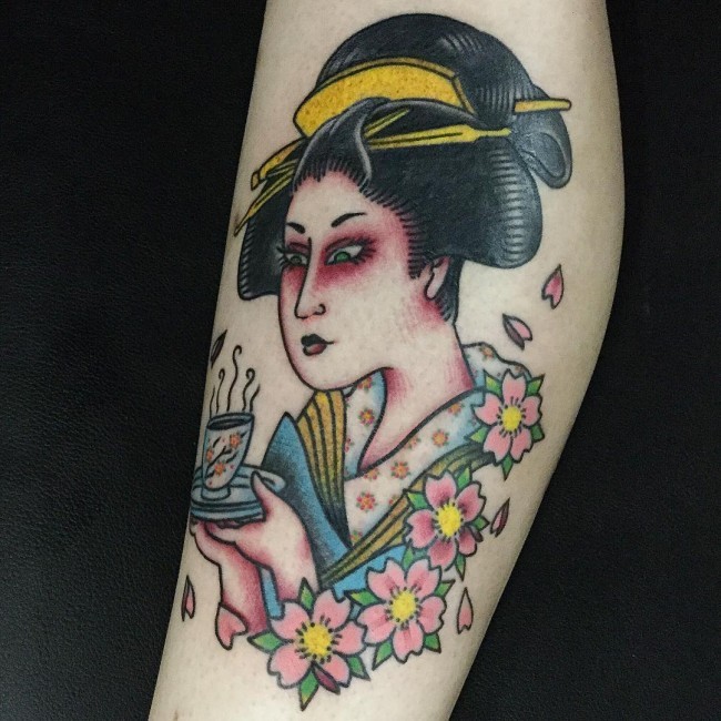 Asiatische Geisha mit dampfender Tasse und rosa Blüten buntes Tattoo mit spezifischen Details
