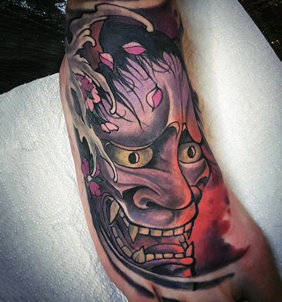 Tatuaje en el pie, demonio sonriente asiático multicolor