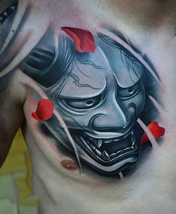 Tatuaje en el pecho, 
máscara de samurái brillante