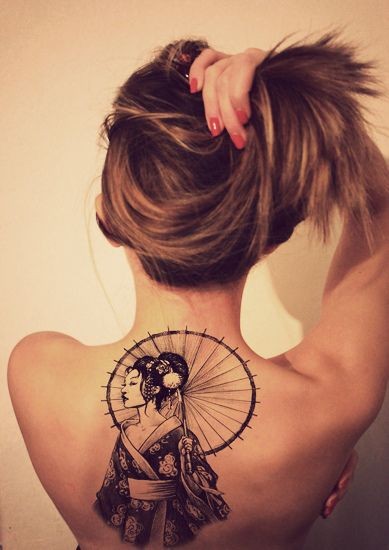 Tatuaje en la espalda, geisha bella con paraguas, colores negro y blanco