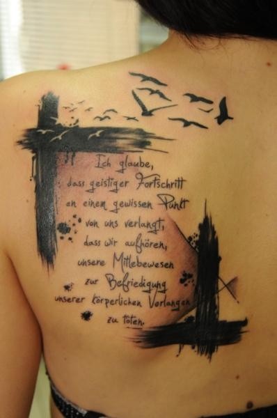 Tatuaje en el hombro,
letrero romántico con aves diminutas negras