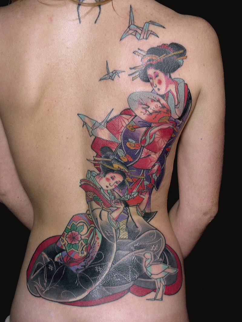 Asiatischer Stil großes mehrfarbiges Geisha Tattoo mit Papiervögeln am Rücken