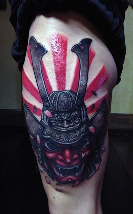 Asiatischer Stil großes sehr detailliertes farbiges Oberschenkel Tattoo mit der Maske des Samurai-Kriegers