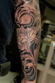 stile asiatico nero e bianco grande fiore e onde tatuaggio avambraccio