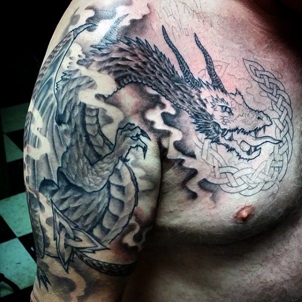 stile asiatico nero e bianco dettagliato drago tatuaggio su petto e spalla