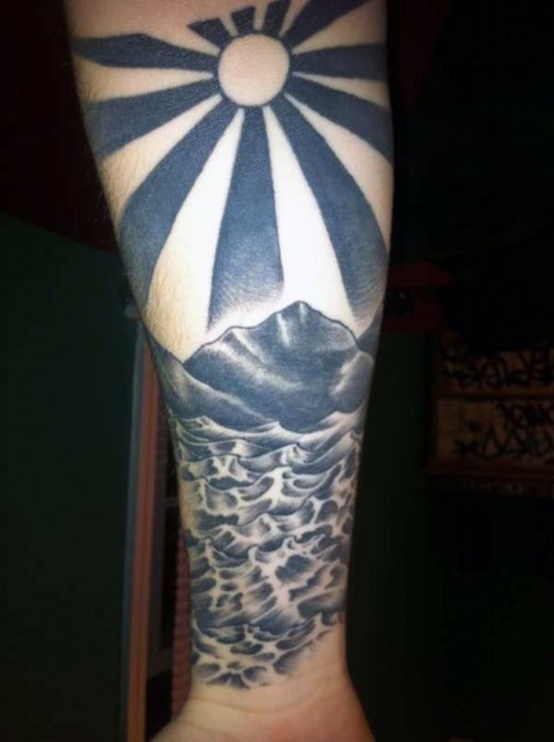 Tatuaje en el antebrazo, olas con montañas y sol, estilo asiático