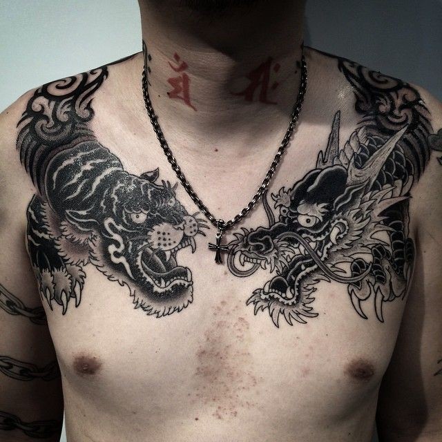 Tatuagem de clavícula de tinta preta estilo asiático de dragão com tigre