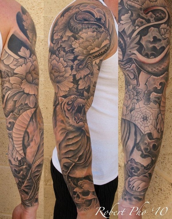 Tatuaje en el brazo, tema asiático, tigre que lucha con serpiente, cráneo y telarañas