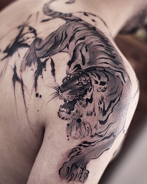 Tatuaje de hombro con tinta negra estilo asiático de tigre grande
