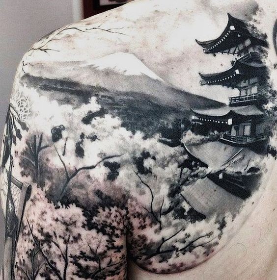 Tatuaje  de paisaje chino precioso en la espalda