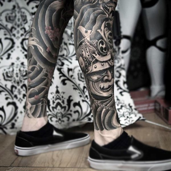 Tatuaje negro blanco en la pierna, samurái en estilo asiático