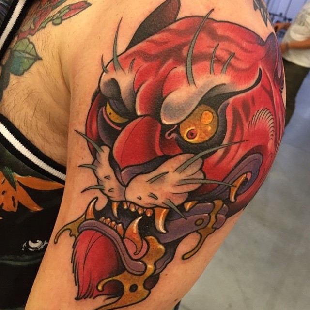 Tatuaje en el brazo, tigre diabolico de estilo asiático