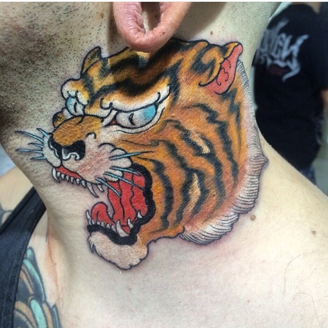 Tatuaje en el cuello, cabeza de tigre enfadado  que ruge
