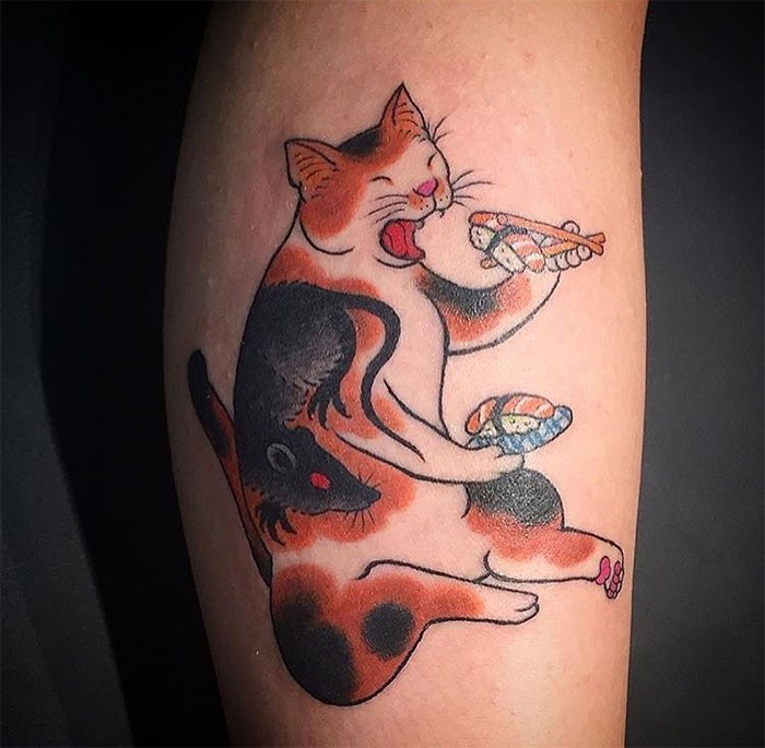 Tatuagem de perna colorida estilo asiático de comer gato