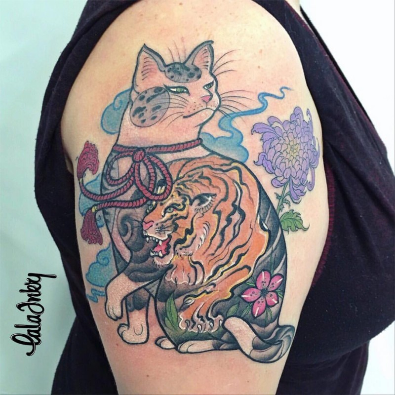 Tatuagem de ombro colorido estilo asiático de gato estilizado com flores e tigre